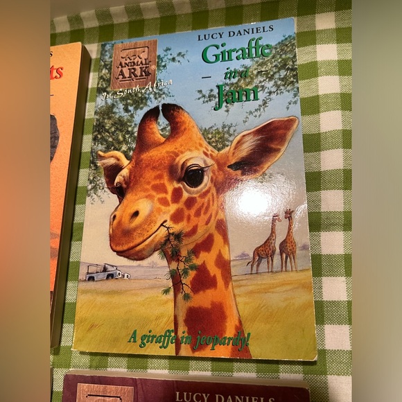 LOT OF 4 ANIMAL ARK CHILDREN’S CHAPTER BOOKS. - Picture 3 of 8